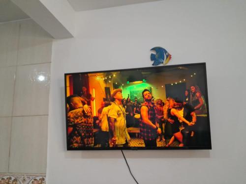 Μια τηλεόραση ή/και κέντρο ψυχαγωγίας στο Bombinhas centro apt con kitchenette