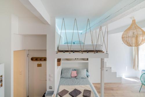 - une chambre avec des lits superposés dans une mezzanine dans l'établissement Quartier historique, le Charme du Panier, à Marseille