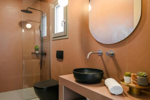 un bagno con lavandino e doccia di Villa Oro di Agathera Kefaloniaprivatevillas ad Argostoli
