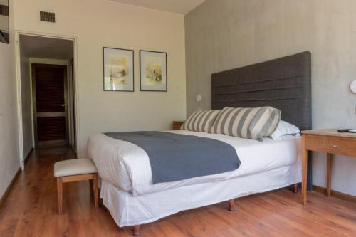 a bedroom with a large bed and a desk at Hotel Internacional in Mendoza