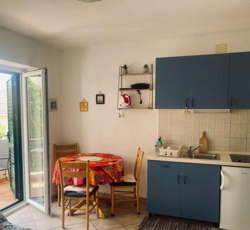 Apartment in Podgora with sea view, terrace, air conditioning, WiFi 3812-1