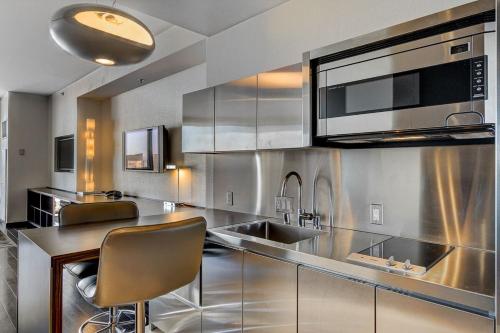 Una cocina o kitchenette en Luxury Strip View Studio- Palms Place