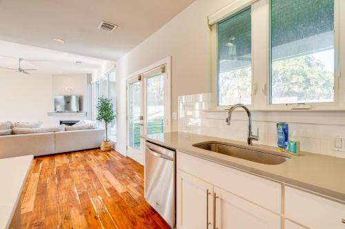 Dapur atau dapur kecil di 21 Mi to Dtwn Spacious Home in Austin Suburbs!