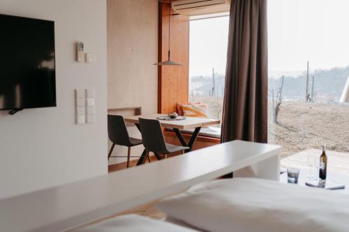 a room with a table and chairs and a window at RELAX APARTMENTS An der Lage Hochgraßnitzberg in Spielfeld