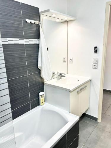 Photo de la galerie de l'établissement Charmant studio avec terrasse, à Six-Fours-les-Plages