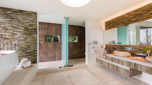 ein Badezimmer mit Dusche, Badewanne und Waschbecken in der Unterkunft Lime Samui 10: Perfect for Families and Events in Koh Samui 