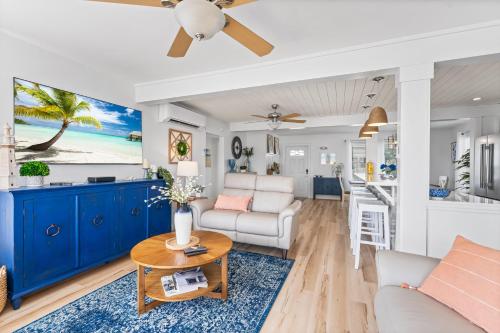 a living room with a couch and a table at Boating Enthusiasts, Walk to the Beach, Heated Pool - The Corner cottage - Roelens in Fort Myers Beach