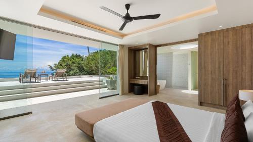ein Schlafzimmer mit Bett und Blick auf das Meer in der Unterkunft Lime Samui 10: Perfect for Families and Events in Koh Samui 