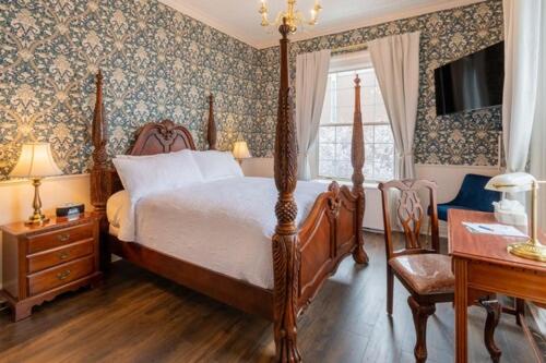 Postel nebo postele na pokoji v ubytování Spokane Club Hotel