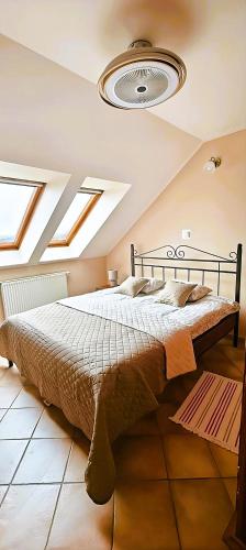 Katil atau katil-katil dalam bilik di Apartamenty Smętek