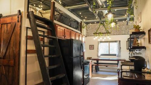 Kuchyň nebo kuchyňský kout v ubytování Rivers Edge Lofts - Unit 1