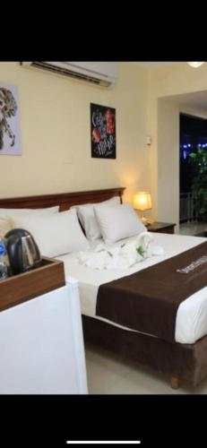 Una cama o camas en una habitación de Dreamers Hotel