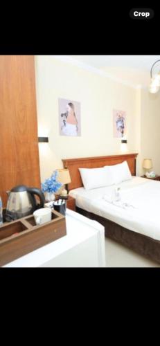 Una cama o camas en una habitación de Dreamers Hotel