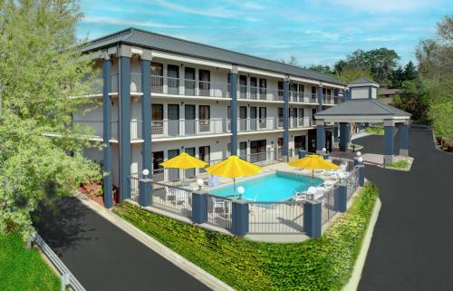 an aerial view of a hotel with a pool and umbrellas at Clarion Inn Biltmore Village in Asheville