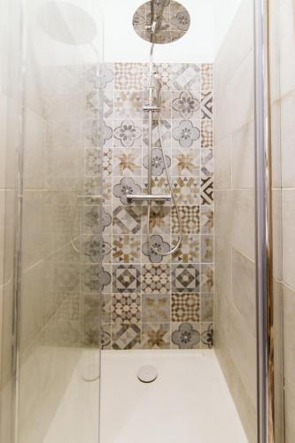 une salle de bain avec une douche avec une porte vitrée dans l'établissement T2 Magnifique vue sur le vieux port première ligne, à La Ciotat