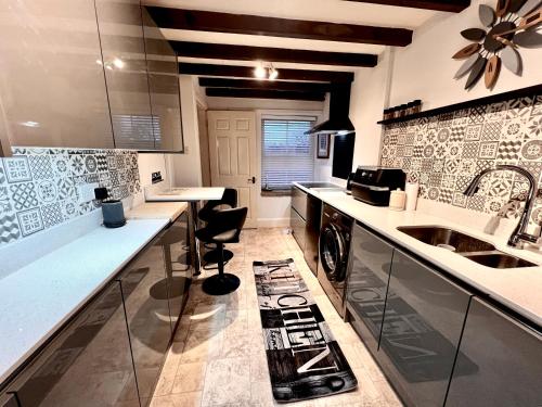 Η κουζίνα ή μικρή κουζίνα στο Sunny Hill Cottage Milford with fabulous views near Belper Duffield