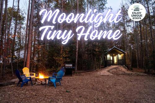 a table and chairs around a camp fire in the woods at Moonlight at Mentone with Free Internet in Menlo