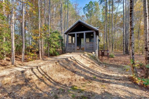 a small cabin in the middle of a forest at Moonlight at Mentone with Free Internet in Menlo