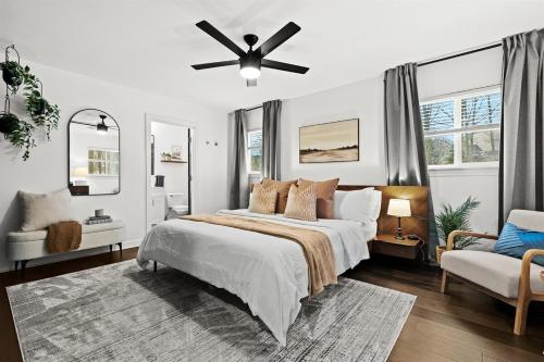 Ένα ή περισσότερα κρεβάτια σε δωμάτιο στο NEW Cozy 3BR Home - Gym, Game Room & Prime Location
