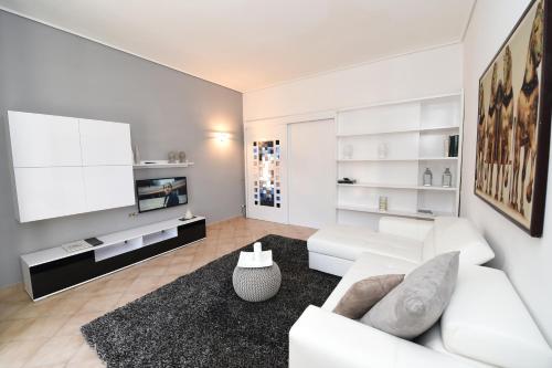 een woonkamer met witte meubels en een zwart tapijt bij Appartamento Corso Italia 38 C in Sorrento