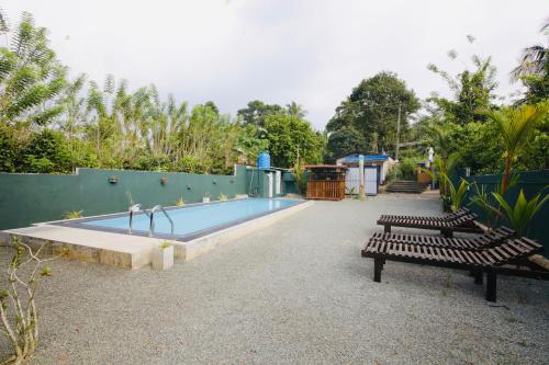 Piscina en o cerca de The Coppers luxury Glamping Pod Villa with Pool