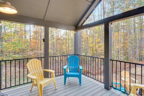 two chairs sitting on a screened porch looking out at the trees at Dreamer at Mentone with Free Internet in Menlo