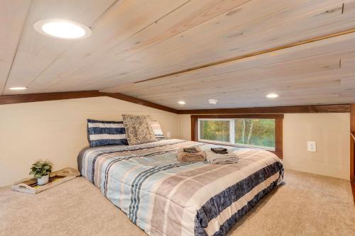 a bedroom with a large bed in a room at Dreamer at Mentone with Free Internet in Menlo