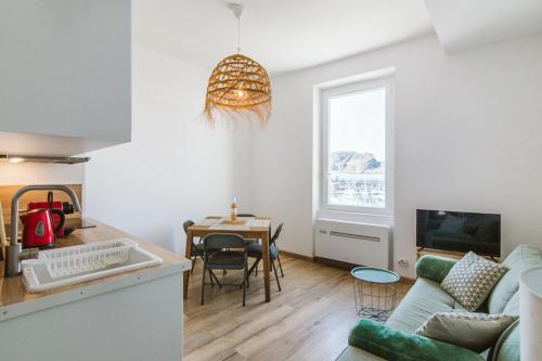 un salon avec un canapé et une table dans l'établissement T2 Magnifique vue sur le vieux port première ligne, à La Ciotat