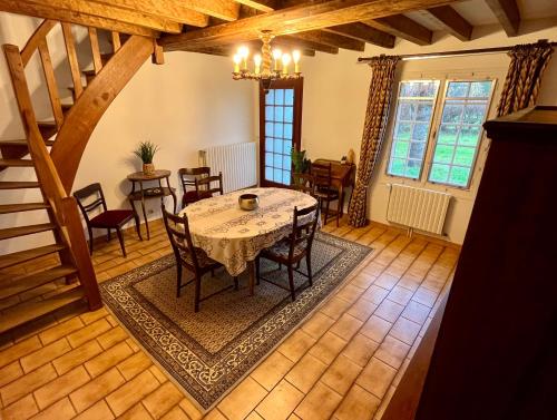 Χώρος καθιστικού στο Maison normande avec grand jardin proche de la mer et de Paris