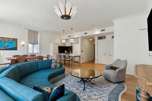 a living room with a blue couch and a table at Hotel Perle in New Orleans