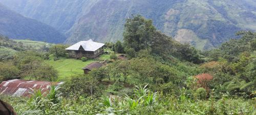 a small house on a hill in the middle of a mountain at Finca Agroecoturística Marub in Gachalá