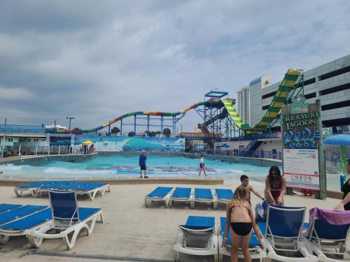 Newly Renovated Paradise Direct Oceanfront 3BR at The Wyndham Ocean Walk Resortの敷地内または近くにあるプール