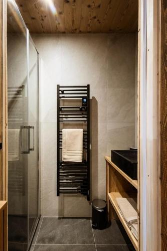 La salle de bains est pourvue d'une douche et d'un sèche-serviettes. dans l'établissement Chalet Le Cervin - Chalet en triplex 14 personnes 5 exposé Sud-Est MAE-7551, à Valloire