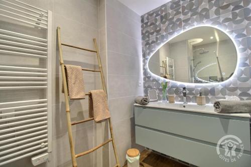 a bathroom with a sink and a mirror at Ker gwelanig in Trégastel