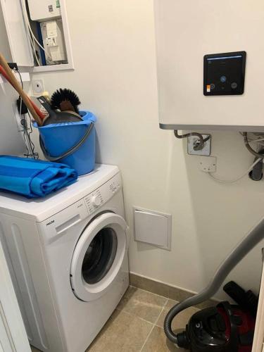 - un lave-linge avec un panier dans l'établissement Résidence Héliopolis Bâtiment D - studio 2 Pers. Héliopolis Bât. D MAE-4584, au Cap d'Agde