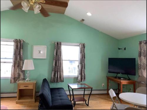 TV a/nebo společenská místnost v ubytování Sunshine Motel