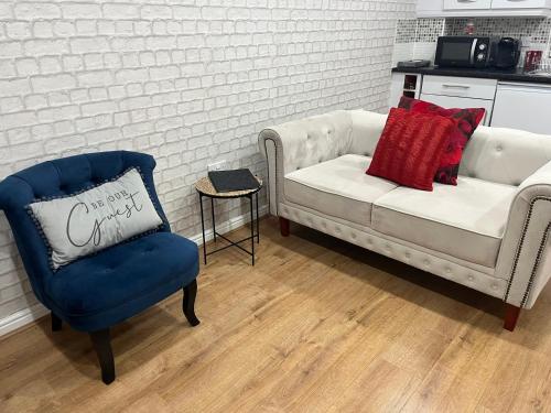 a living room with a couch and a chair at Lichfield City Cathedral Walk 3 Bedroom Coachhouse in Lichfield