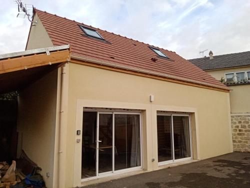 シャンブリにあるMaison neuve 2 chambresの赤屋根の一戸建て
