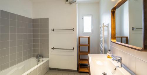 Et badeværelse på Villa d'architecte piscine intérieure 12 personnes