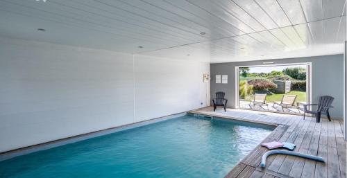 - une piscine dans une maison dotée de parquet dans l'établissement Villa d'architecte piscine intérieure 12 personnes, à Saint-Cast-le-Guildo