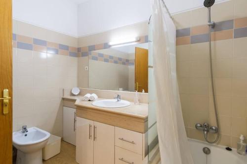 Un baño con lavabo, inodoro y ducha. en Brava Home - Best Location to Explore Madeira, en Ribeira Brava