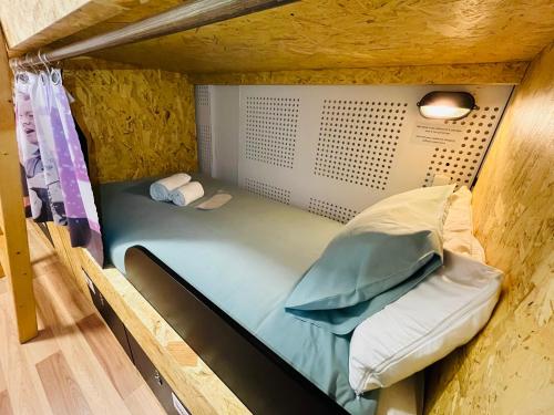 Ένα ή περισσότερα κρεβάτια σε δωμάτιο στο Lagos Central Rock School Hostel ,Algarve