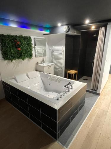 une grande salle de bain avec une baignoire et un lavabo dans l'établissement Love and bubbles, à Bœrsch