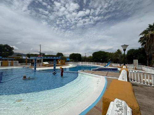 a large swimming pool with people in the water at Condominio San Esteban - Flandes Tolima in Flandes