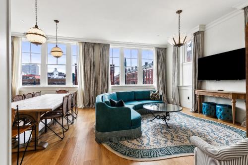 a living room with a blue couch and a table at Hotel Perle in New Orleans