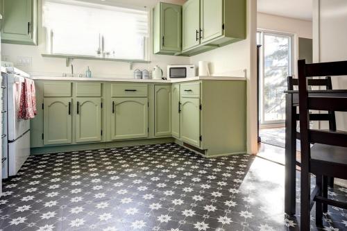 Dapur atau dapur kecil di Blue House on the River