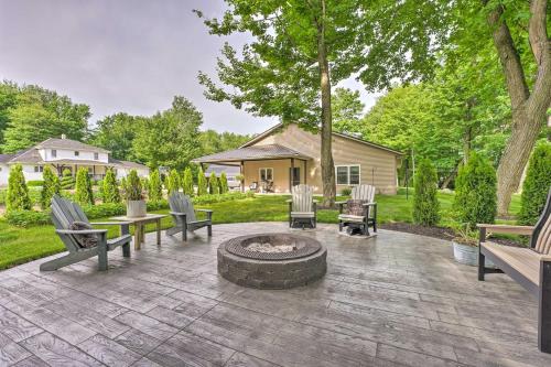 un patio con bancos y una hoguera en Shipshewana Guest House with Fire Pit!, en Shipshewana