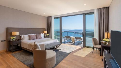 Giường trong phòng chung tại Mandarin Oriental, Bodrum