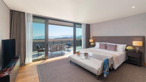Giường trong phòng chung tại Mandarin Oriental, Bodrum