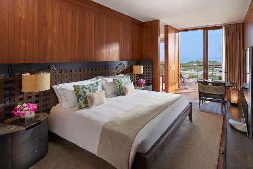 Giường trong phòng chung tại Mandarin Oriental, Bodrum